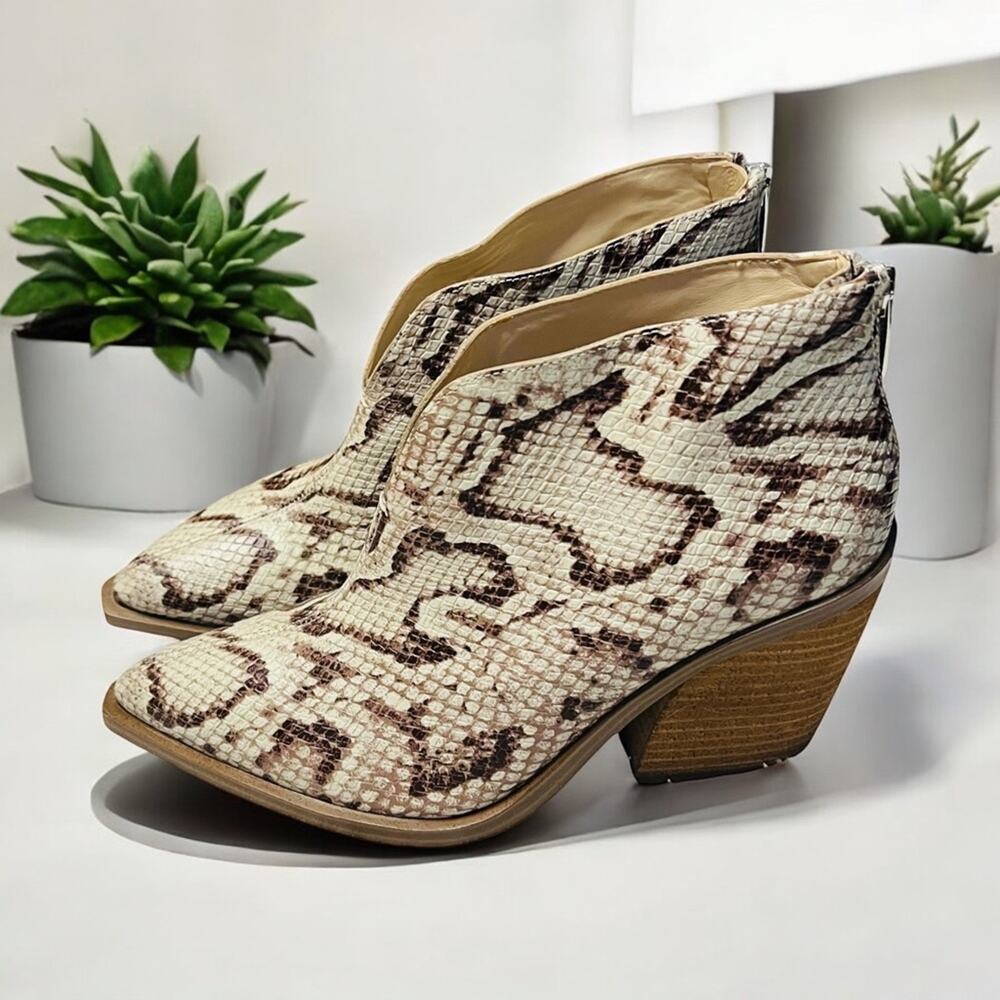 VINCE CAMUTO Short White Leather Boots Ginsel Size 6.5 Snake Print 1362-18